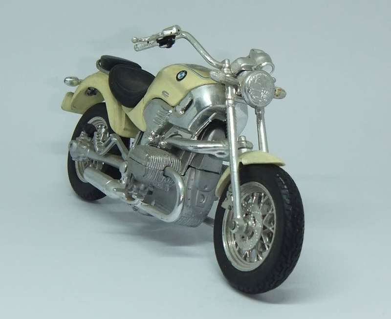 A classy detailed 1:24 scale die cast metal model of the BMW R1200C motorcycle