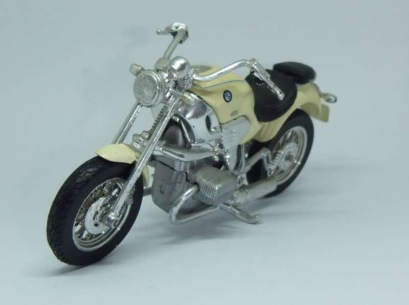 A classy detailed 1:24 scale die cast metal model of the BMW R1200C motorcycle