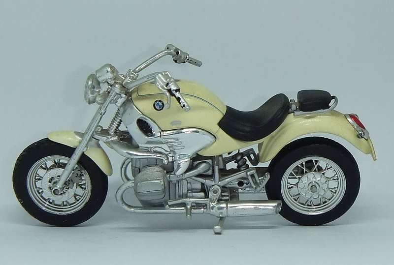 A classy detailed 1:24 scale die cast metal model of the BMW R1200C motorcycle