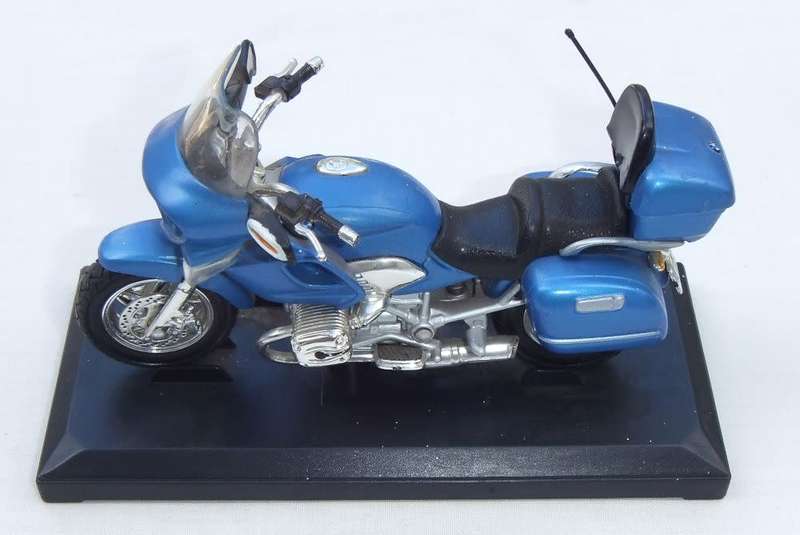 A marvelous detailed 1:24 scale die cast metal model of the BMW R1200 CL motorcycle on stand
