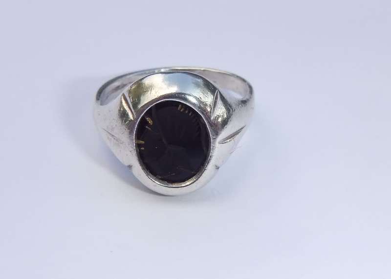A RARE VINTAGE SOLID STERLING SILVER RING SET WITH A BLACK INTAGLIO DEPICTING A ROMAN SOLDIER