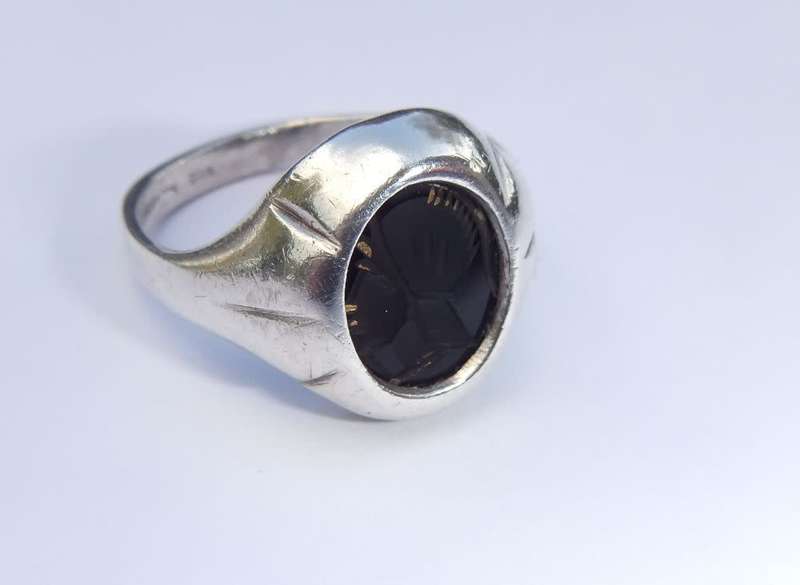 A RARE VINTAGE SOLID STERLING SILVER RING SET WITH A BLACK INTAGLIO DEPICTING A ROMAN SOLDIER