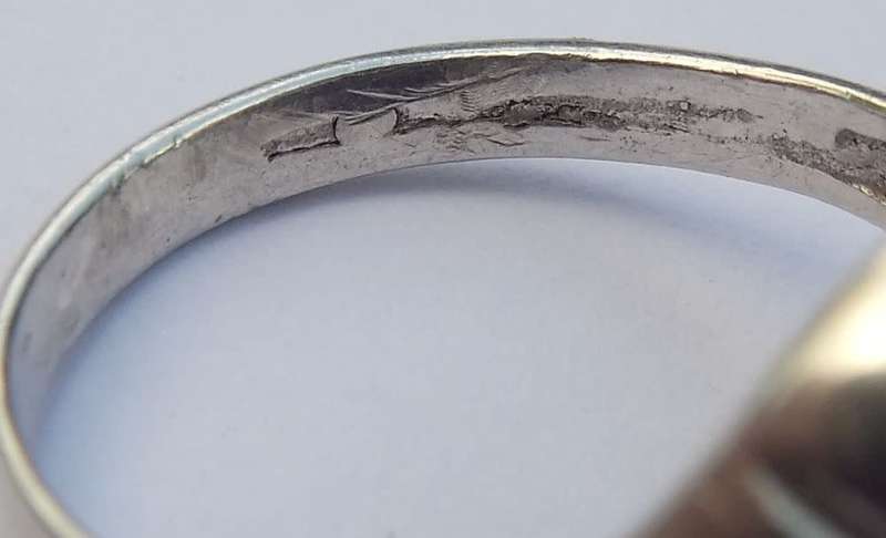 A RARE VINTAGE SOLID STERLING SILVER RING SET WITH A BLACK INTAGLIO DEPICTING A ROMAN SOLDIER