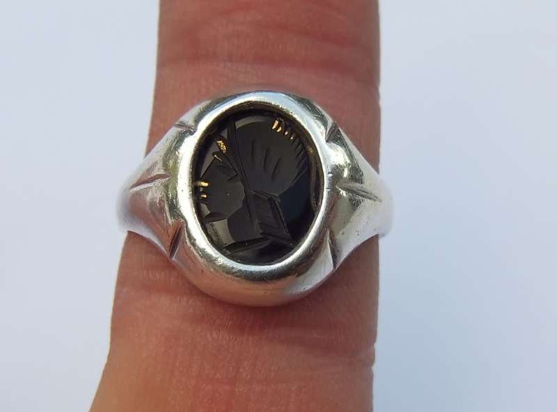 A RARE VINTAGE SOLID STERLING SILVER RING SET WITH A BLACK INTAGLIO DEPICTING A ROMAN SOLDIER