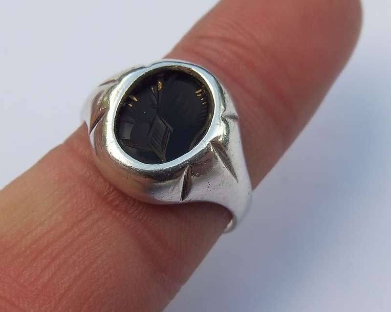 A RARE VINTAGE SOLID STERLING SILVER RING SET WITH A BLACK INTAGLIO DEPICTING A ROMAN SOLDIER