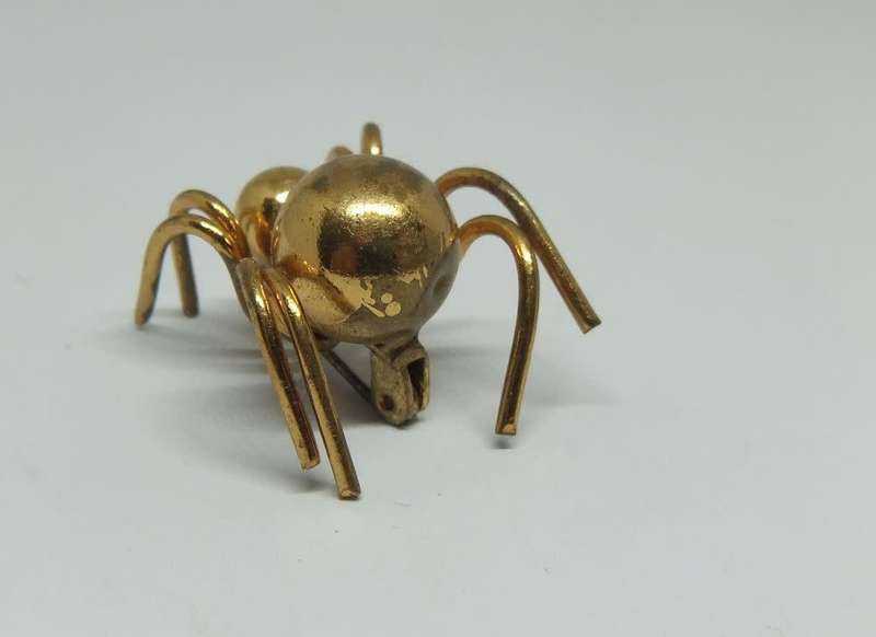 R50 SALE !! A VINTAGE GOLD TONE SPIDER BROOCH