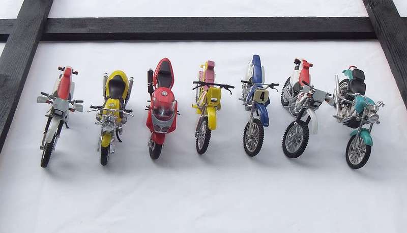 WOW !! A GREAT LOT OF SEVEN 1:24 SCALE HIGHLY DETAILED MOTORCYCLES !! BID FOR THE LOT !!