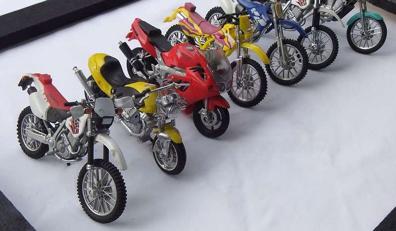 WOW !! A GREAT LOT OF SEVEN 1:24 SCALE HIGHLY DETAILED MOTORCYCLES !! BID FOR THE LOT !!