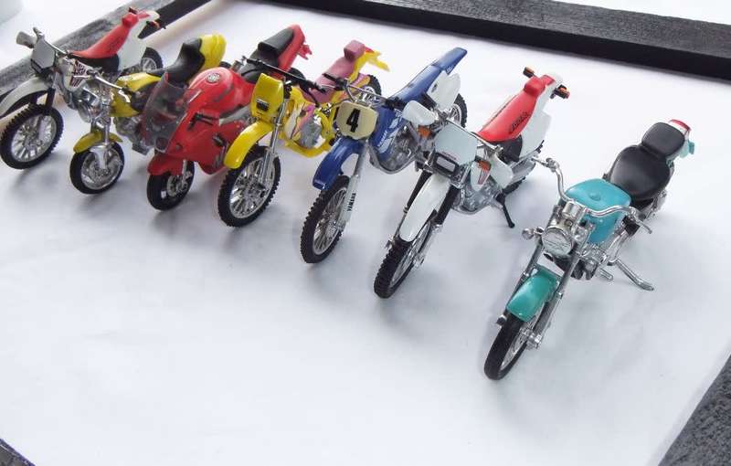 WOW !! A GREAT LOT OF SEVEN 1:24 SCALE HIGHLY DETAILED MOTORCYCLES !! BID FOR THE LOT !!