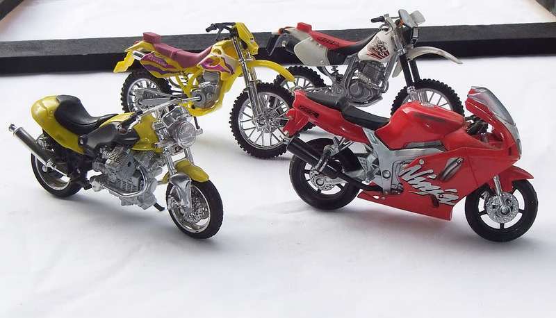 WOW !! A GREAT LOT OF SEVEN 1:24 SCALE HIGHLY DETAILED MOTORCYCLES !! BID FOR THE LOT !!