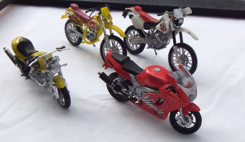 WOW !! A GREAT LOT OF SEVEN 1:24 SCALE HIGHLY DETAILED MOTORCYCLES !! BID FOR THE LOT !!