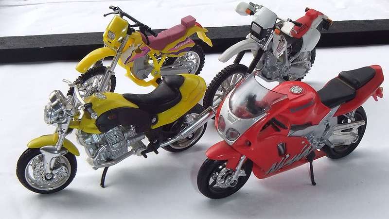 WOW !! A GREAT LOT OF SEVEN 1:24 SCALE HIGHLY DETAILED MOTORCYCLES !! BID FOR THE LOT !!