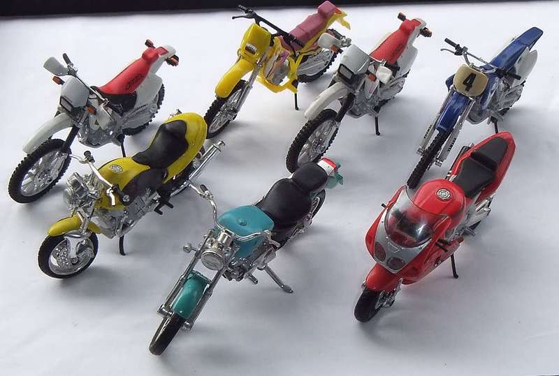 WOW !! A GREAT LOT OF SEVEN 1:24 SCALE HIGHLY DETAILED MOTORCYCLES !! BID FOR THE LOT !!