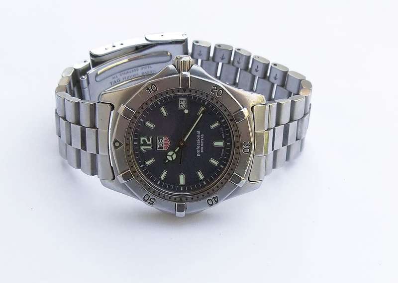 100% ORIGINAL TAG HEUER PROFESSIONAL 2000 MENS SWISS MADE WRISTWATCH IN EXCELLENT CONDITION