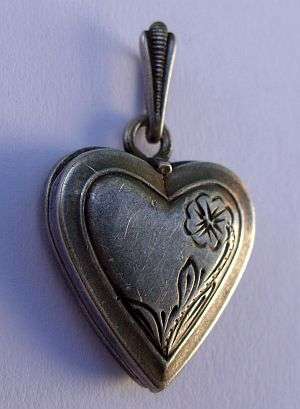 AN OLD SILVER PHOTO FRAME HEART SHAPED LOCKET - POSTAGE R30
