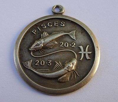 AN OLD STERLING SILVER PISCES STAR SIGN PENDANT - POSTAGE R30