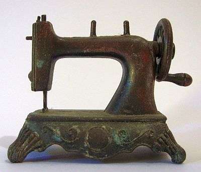 LOVELY LITTLE SEWING MACHINE ORNAMENT