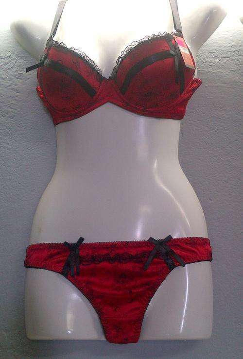 STUNNING RED & BLACK SET PUSH UP - SIZE 34B/36B