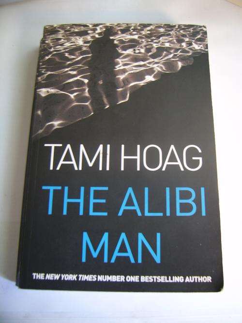 THE ALIBI MAN BY TAMI HOAG (LARGE SOFTCOVER)
