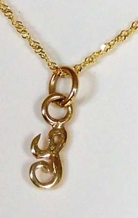 9k / 9ct gold "S" initial pendant / charm. Ready for you. Last one!