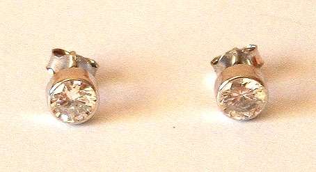 9k / 9ct white gold tube stud EARRINGS: 5mm simulated diamonds. Ready for you. Last pair!