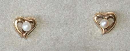9k / 9ct gold & cultured Pearl, heart stud EARRINGS: 3mm creamy white. Ready for you. Last pair!