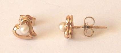 9k / 9ct gold & cultured Pearl, heart stud EARRINGS: 3mm creamy white. Ready for you. Last pair!