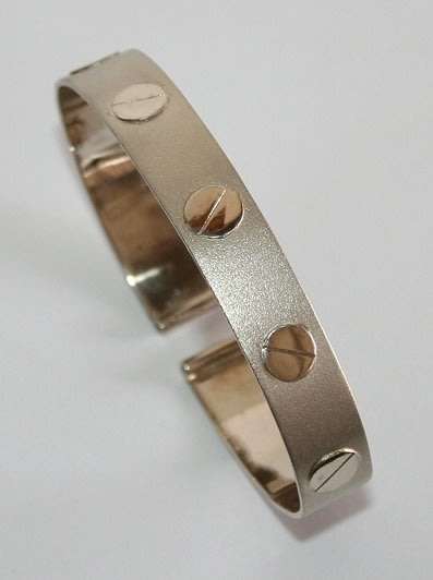9k / 9ct white gold Designer BANGLE  a refined, unisex STUNNER!