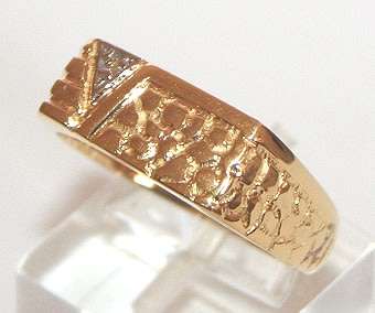 18k / 18ct gold gent`s diamond RING: nugget finish, ridges. Ready for you. Last one!