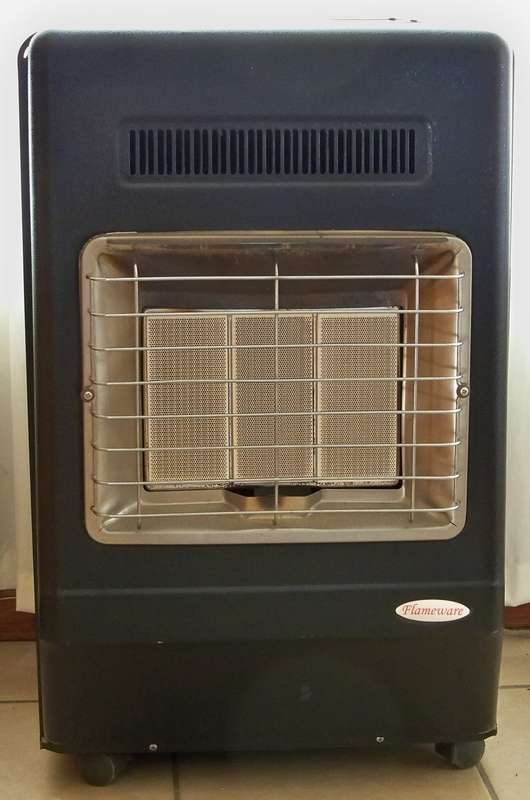 9kg 3 panel GAS HEATER on castors, free empty 9kg gas bottle. Perfect working condition. Collect