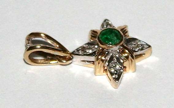 9k / 9ct gold, emerald and diamond star PENDANT. Ready for you. Last one!