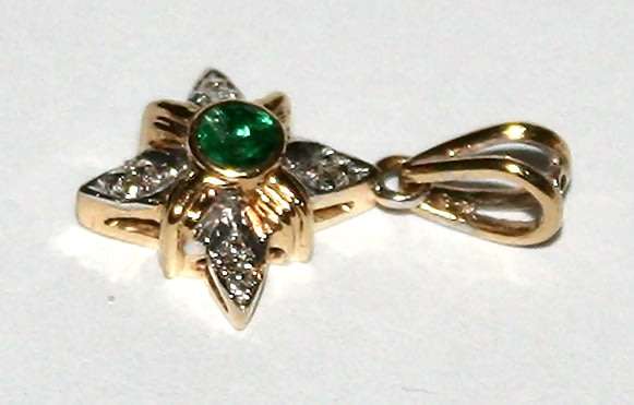 9k / 9ct gold, emerald and diamond star PENDANT. Ready for you. Last one!