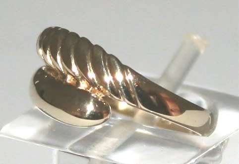 9k / 9ct gold crossover / snake RING, size G-. Ready for you. Last one!