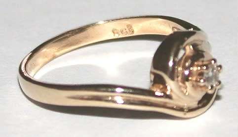 9k / 9ct gold CZ swirl RING, size N. Ready for you. Last one!