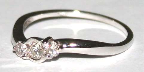 18k / 18ct white gold Trilogy CZ wave RING. Ready for you. Last one!
