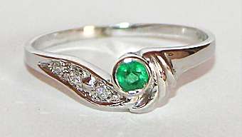 Emerald & diamond RING: 9ct white gold