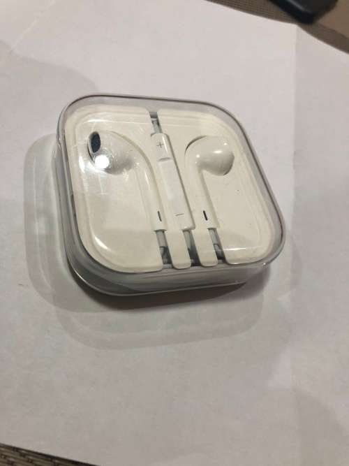 Apple iPod 5th Generation 64GB (Retina display) **BOXED**