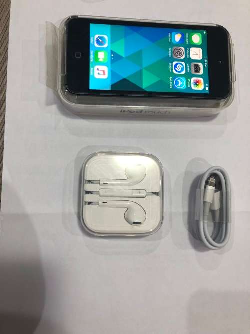 Apple iPod 5th Generation 64GB (Retina display) **BOXED**