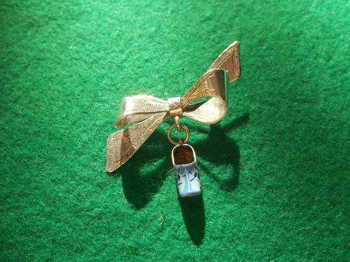 Very delicate silver brooch with a Dutch shoe