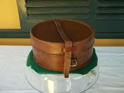 Stunning vintage leather collar/ cuff link box