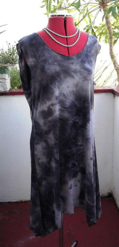 Lovely sleeveless "Choc'Late Lace" top with tie-die effect, polyester/spandex material, size large
