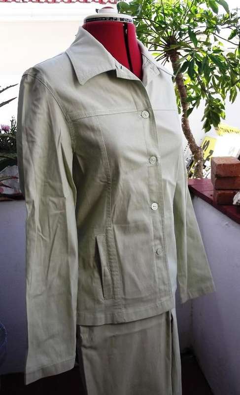 Classic and feminine pants and jacket suit, light lime colour, size 34, excellent condition