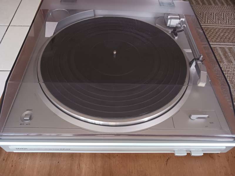 Denon - DF 29F -2005 fully automatic turntable with switchable built in phono stage.