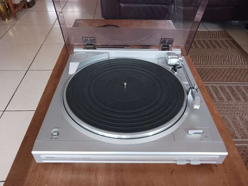 Denon - DF 29F -2005 fully automatic turntable with switchable built in phono stage.