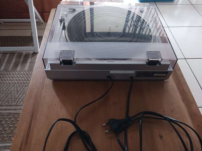 Denon - DF 29F -2005 fully automatic turntable with switchable built in phono stage.