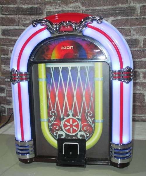 Very Rare - Retro Mini Ion Juke Box - Like New Condition with Line In - iPod or Bluetooth - Working
