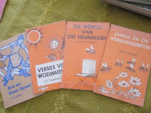 4 X Afrikaanse kinderboekies-skoolstempels in boekies