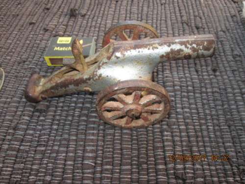 WOW..COLLECTIBLE OLD CAST IRON CANNON ..SEE PICS