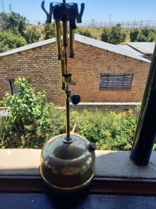 COLLECTORS VINTAGE BRASS COLEMAN PRESSURE LAMP...MADE IN CANADA