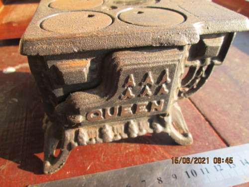 BRILLIANT!!! MINIATURE `QUEEN? CAST IRON STOVE